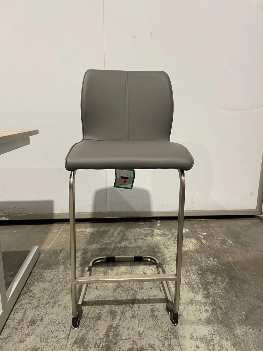 Office desk and chair - Image 3