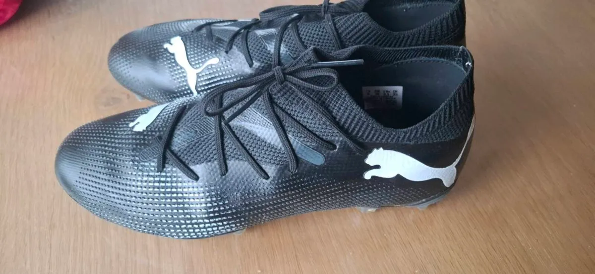 Puma football boots size 6 - Image 1