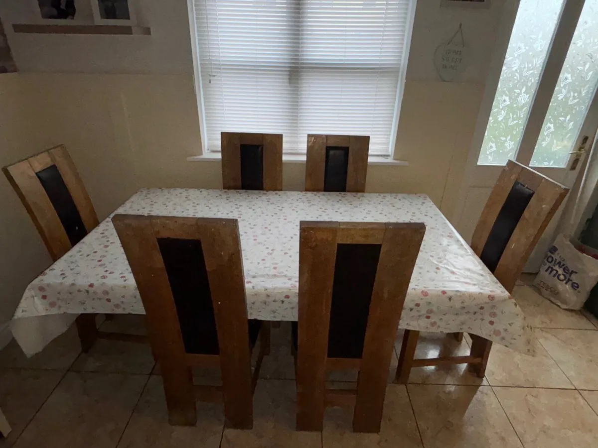 Table and chairs - Image 1
