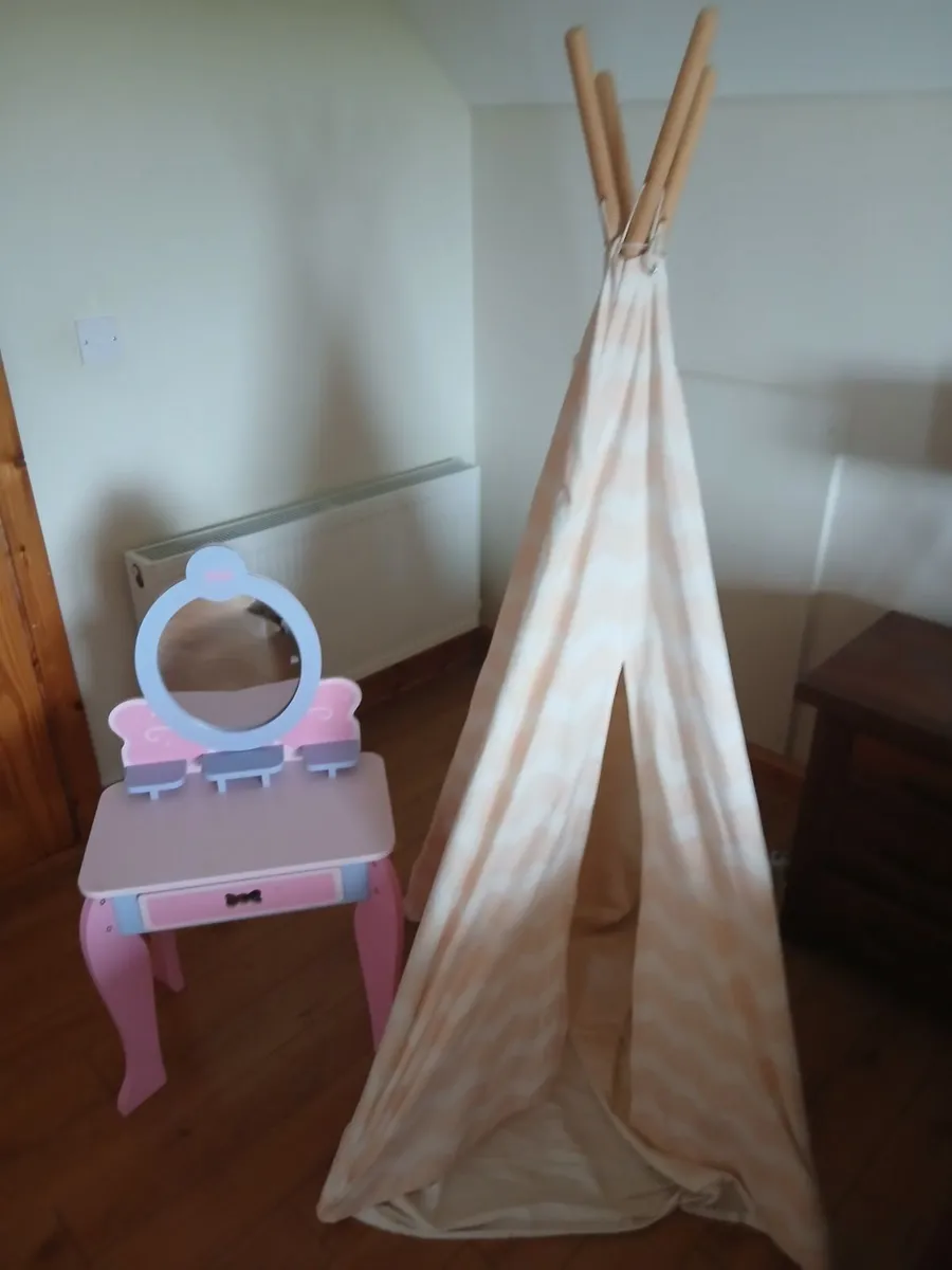 Girls dressing table and teepee - Image 1