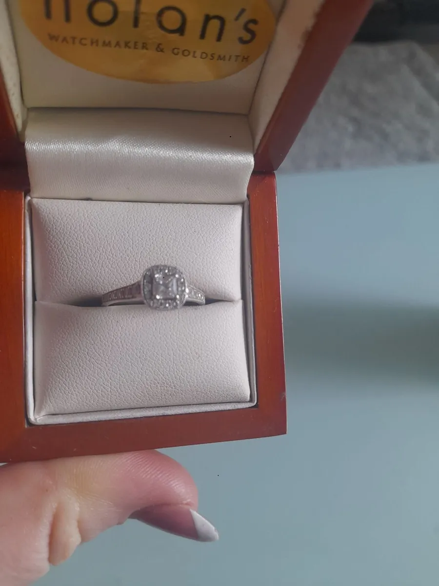 Engagement ring - Image 3