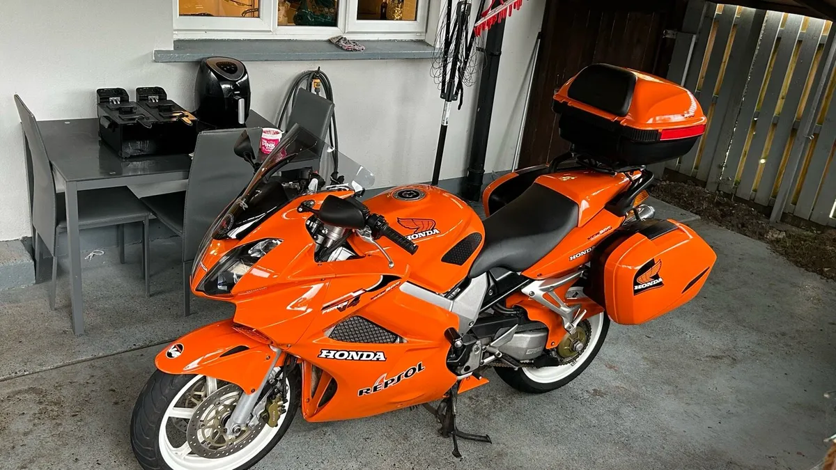 2002 Honda vfr800 vetic - Image 2