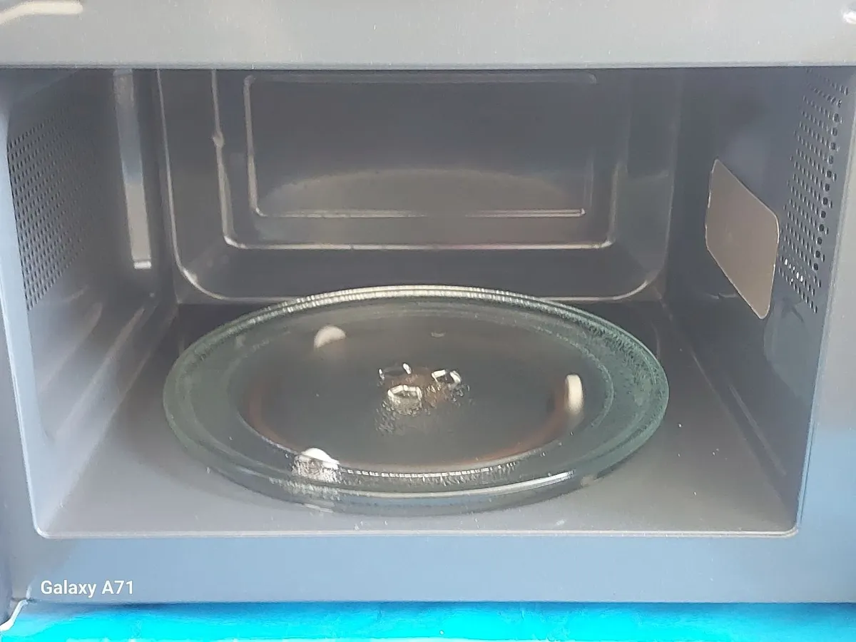 Dimplex Microwave Oven, Model 980533, 20 Ltr 80Wat - Image 2