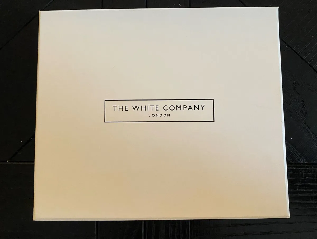 Brand new leather passport holder - Image 1