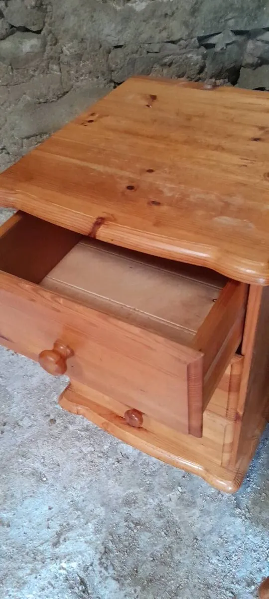 Bedside lockers x 2 - Image 1