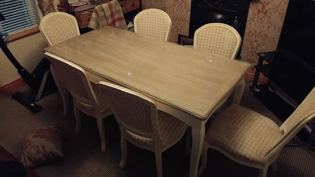 Table and chairs - Image 2