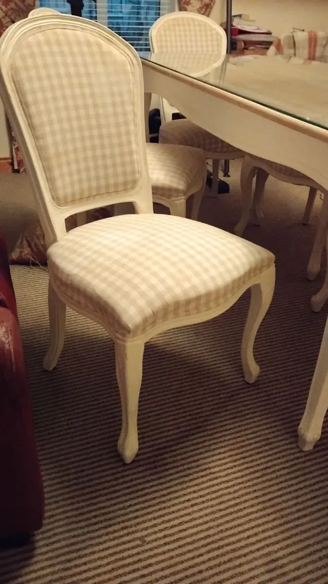 Table and chairs - Image 3