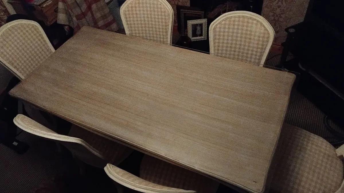 Table and chairs - Image 4