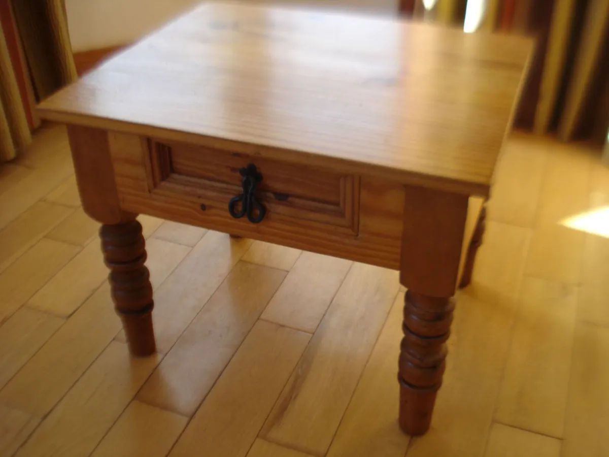 SMALL SOLID PINE QUALITY TABLE WITH DRAWER. - Image 1