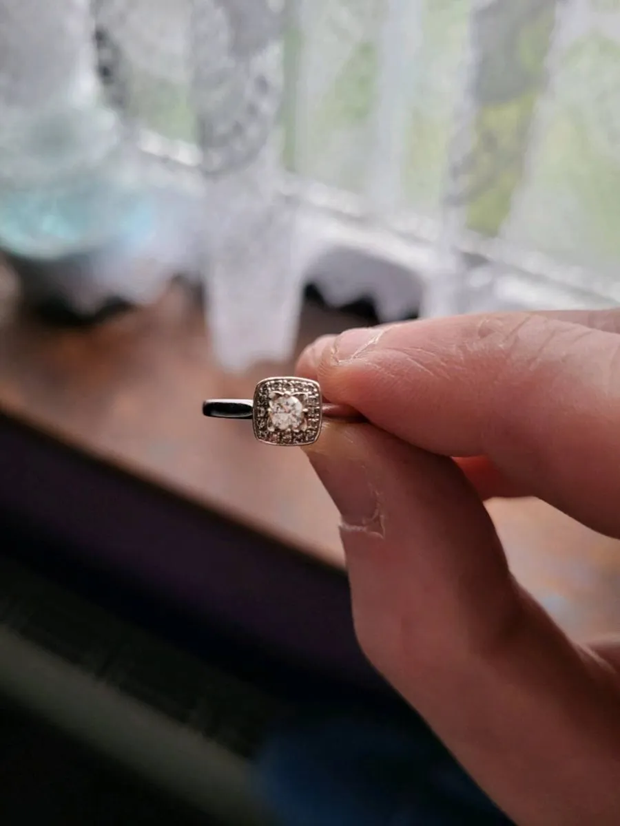 Engagement ring - Image 1