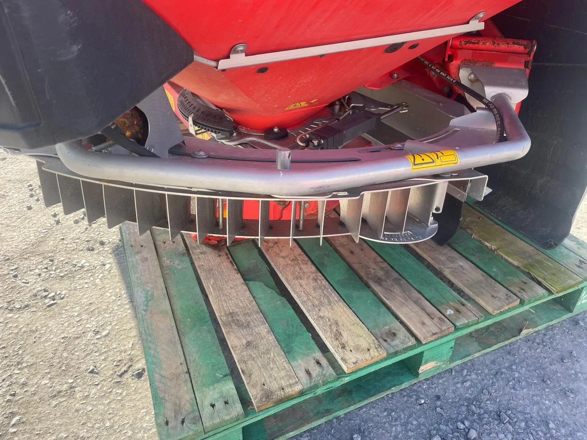 Rauch Axis 30.2 M EMC V8 Fertiliser Spreader - Image 4