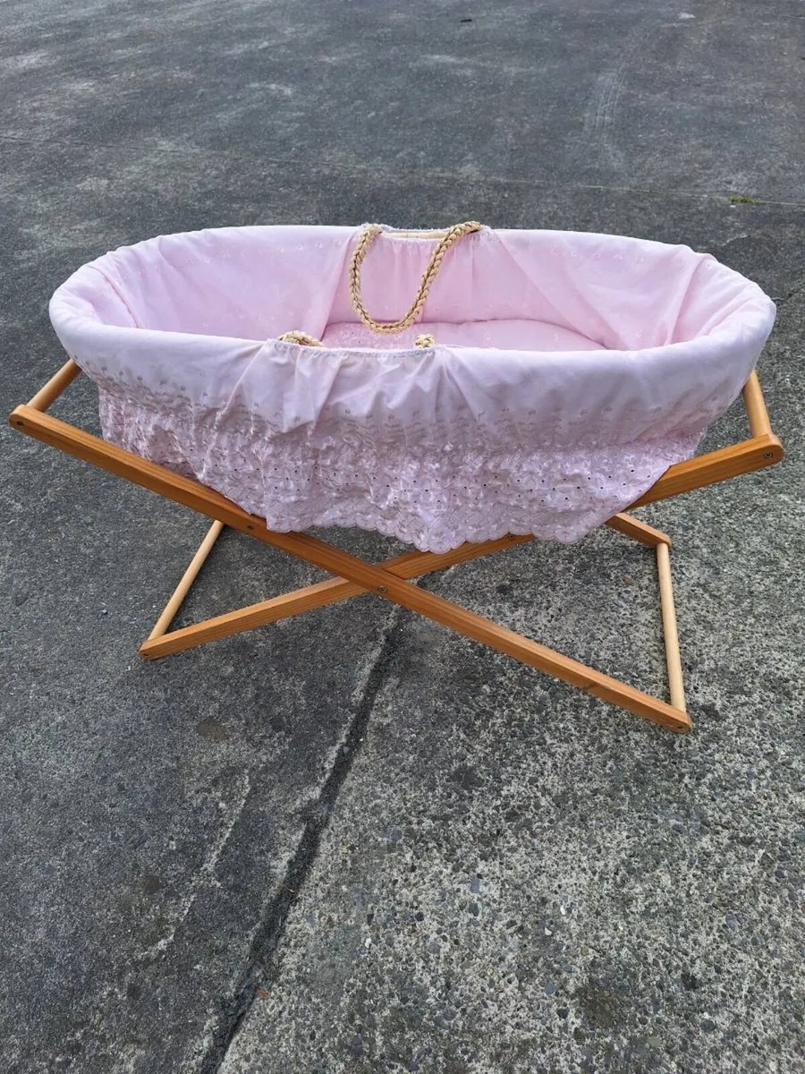 Beautiful moses basket - Image 1