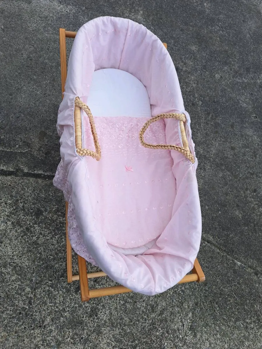 Beautiful moses basket - Image 2