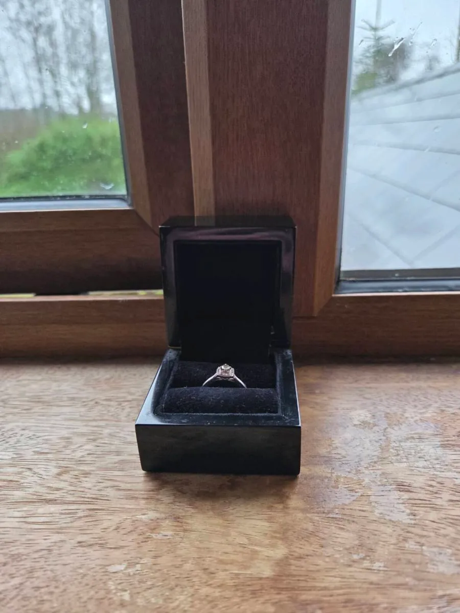 Engagement ring - Image 3