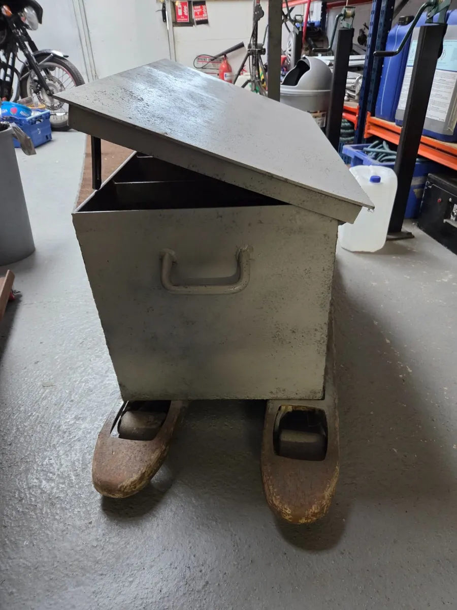 Heavy duty steel box. - Image 2