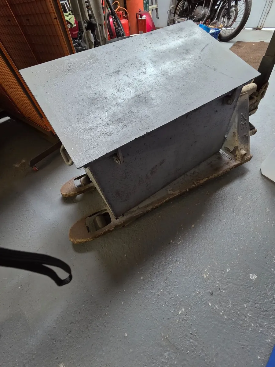 Heavy duty steel box. - Image 3