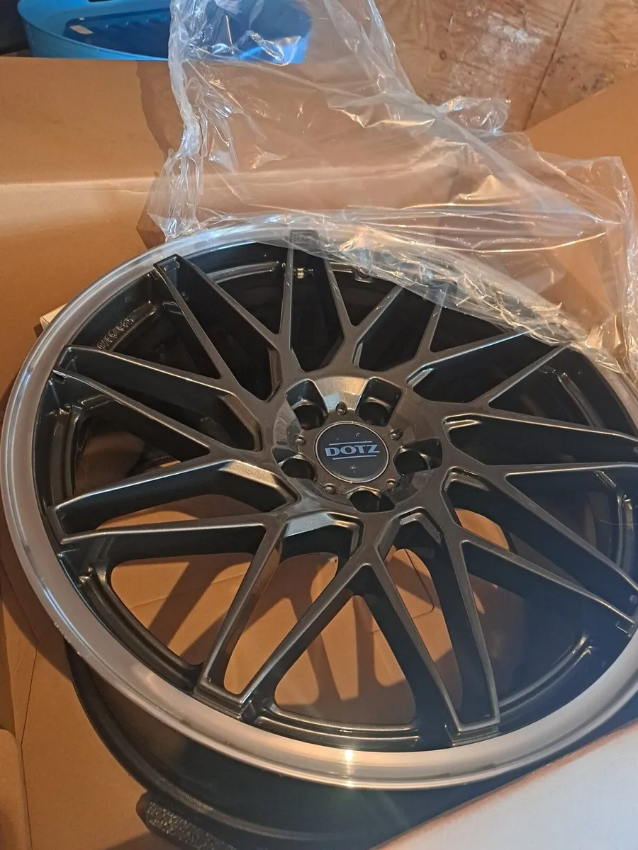 Alloy wheel - Image 1