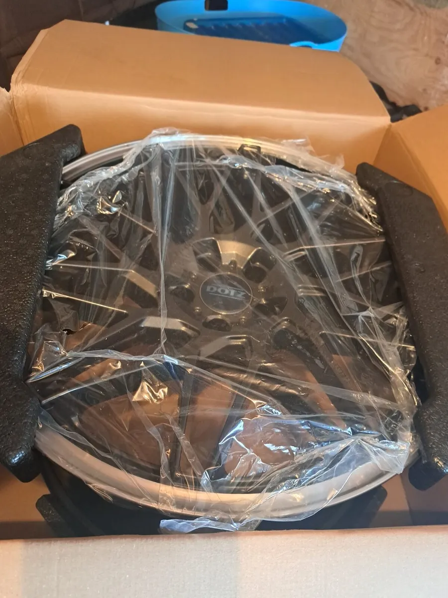 Alloy wheel - Image 2