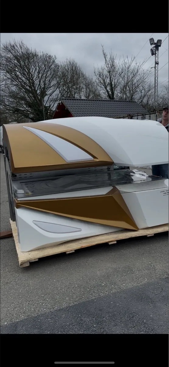 Sunbed Luxura VEGAZ 9200 - Image 2