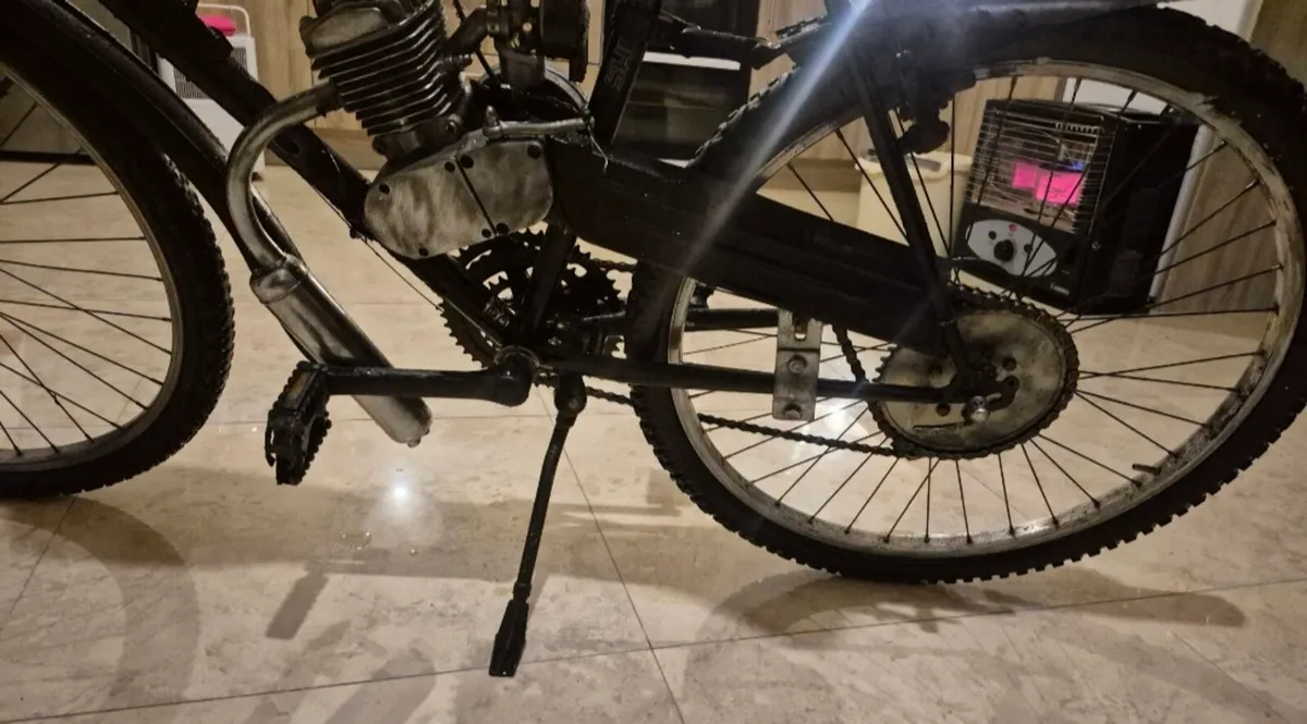 ADULTS PETROL ENGINE BIKE 8OCC  NEEDS FUEL LINE RE - Image 4