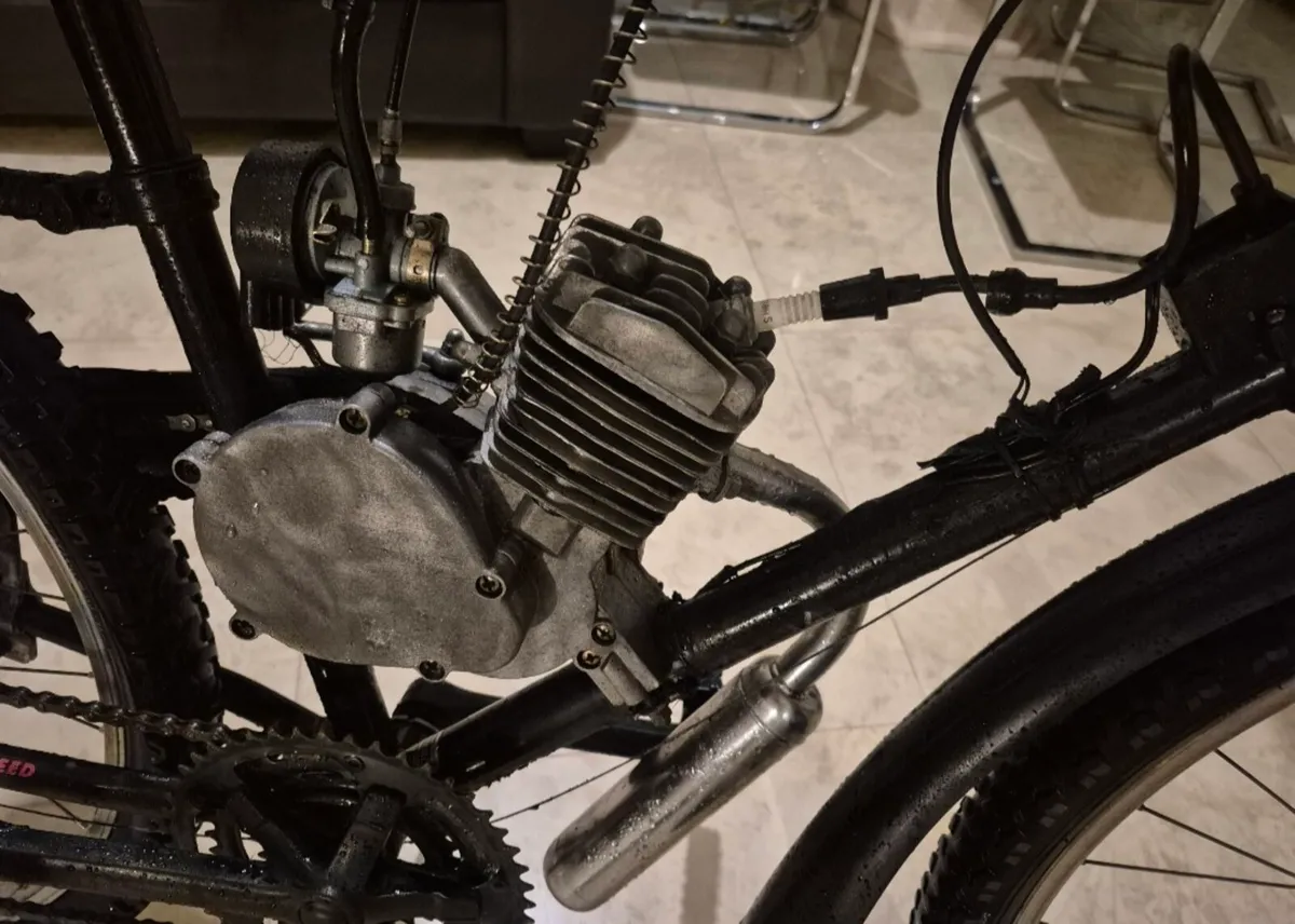 ADULTS PETROL ENGINE BIKE 8OCC  NEEDS FUEL LINE RE - Image 3