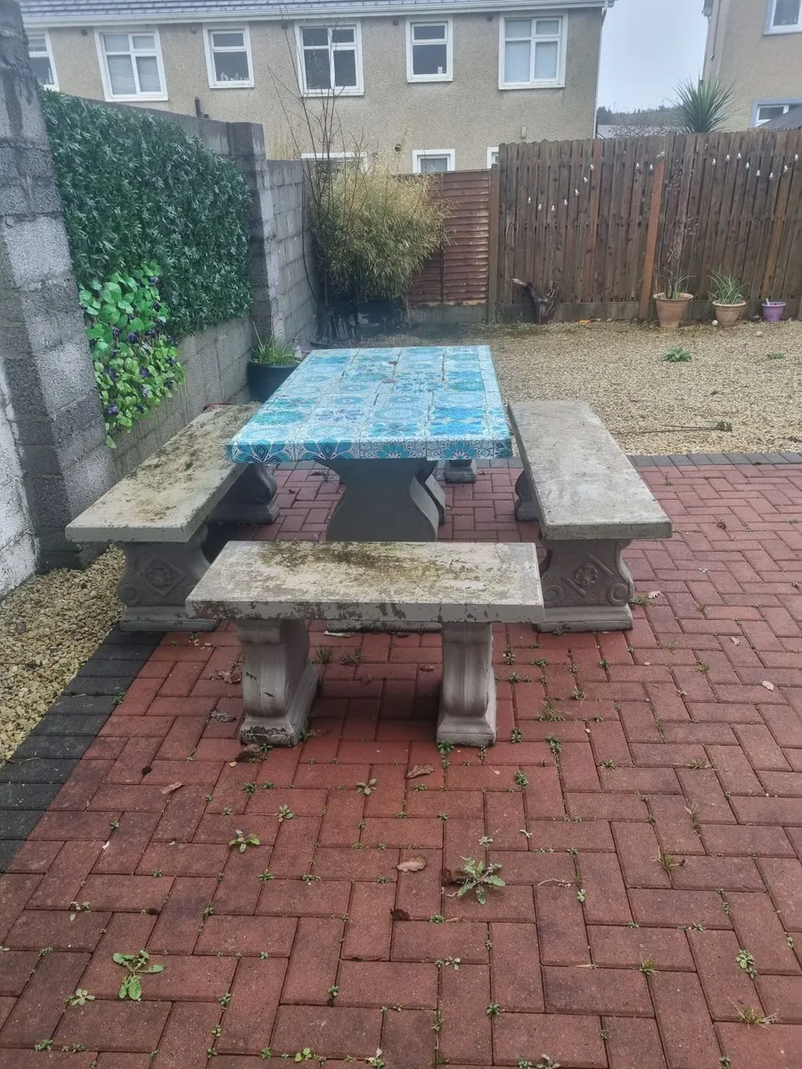 Stonecast outdoor dining set - Image 1