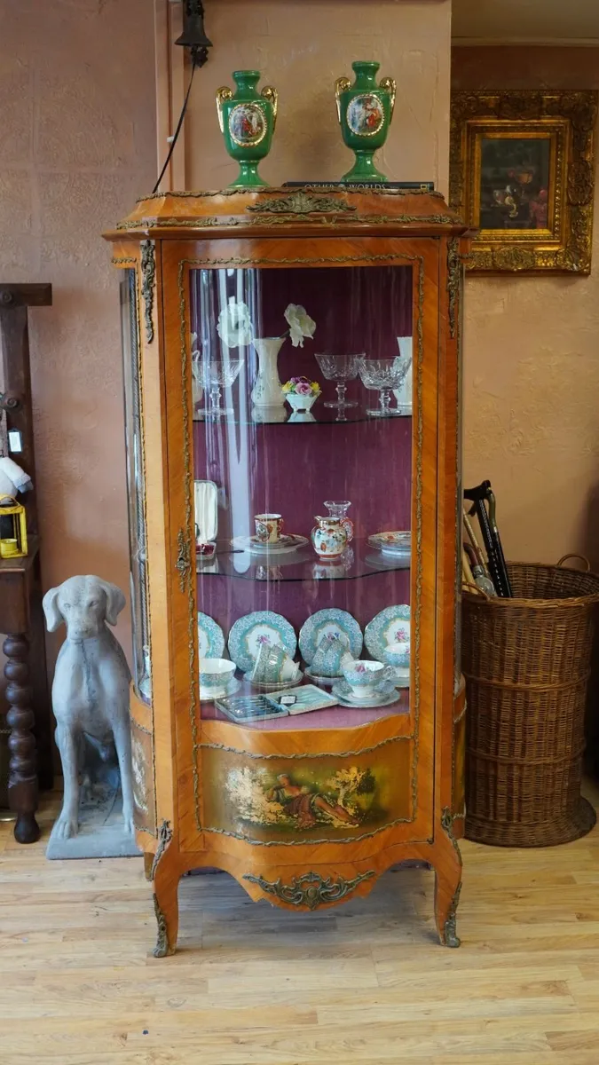 Elegant French Curved Glass Display Cabinet - Image 1
