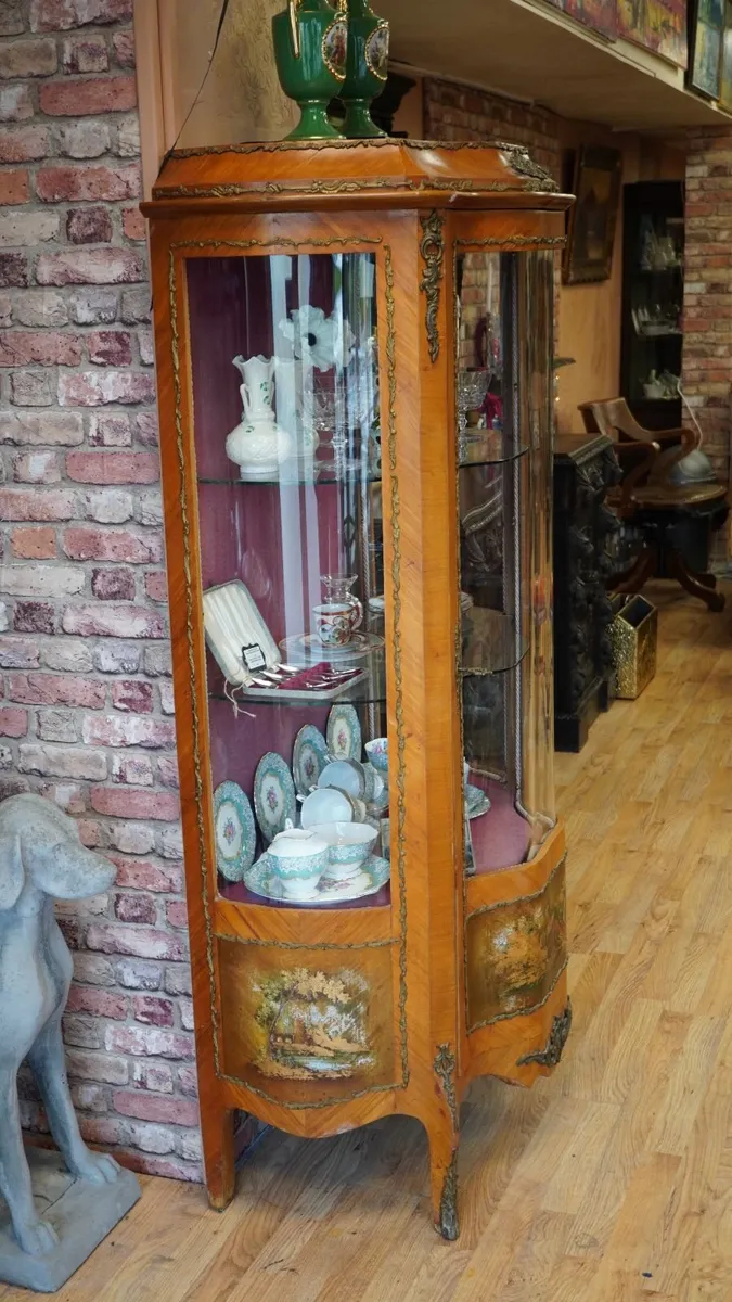 Elegant French Curved Glass Display Cabinet - Image 2