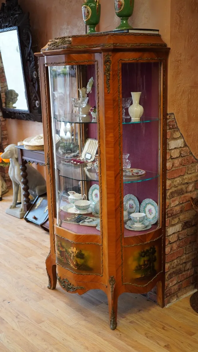 Elegant French Curved Glass Display Cabinet - Image 3