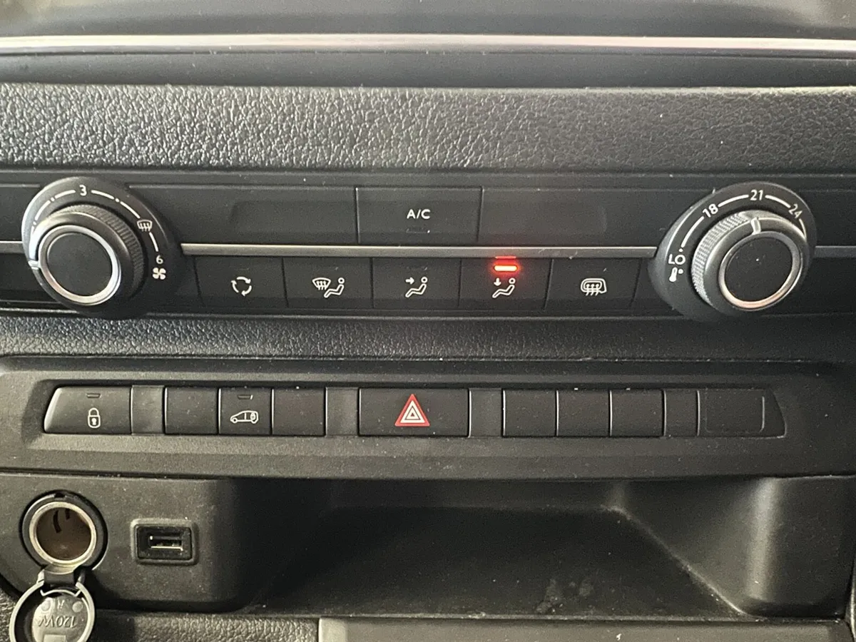 2023 Peugeot Expert Panel Van - Image 3