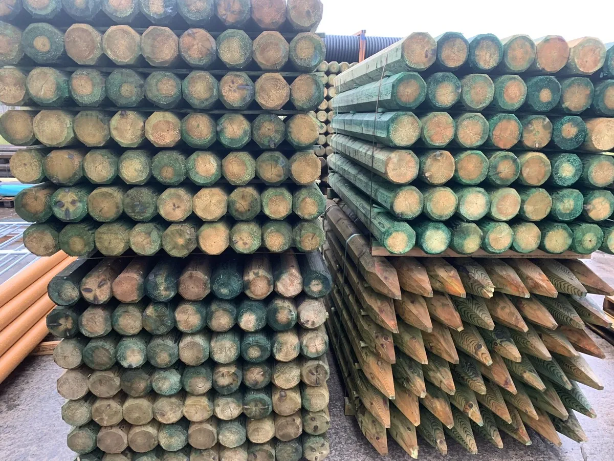 Fencing posts and wire. - Image 3