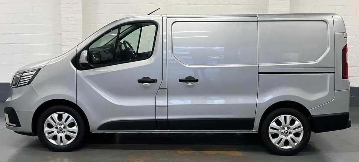 2023 Renault Trafic Panel Van - Image 2