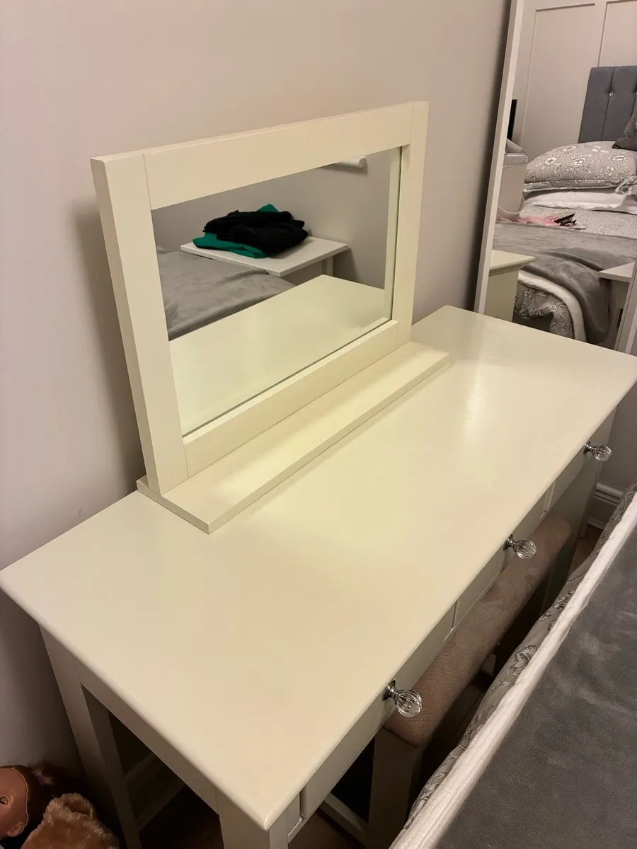 Girls bedroom dressing table, mirror and stool - Image 1