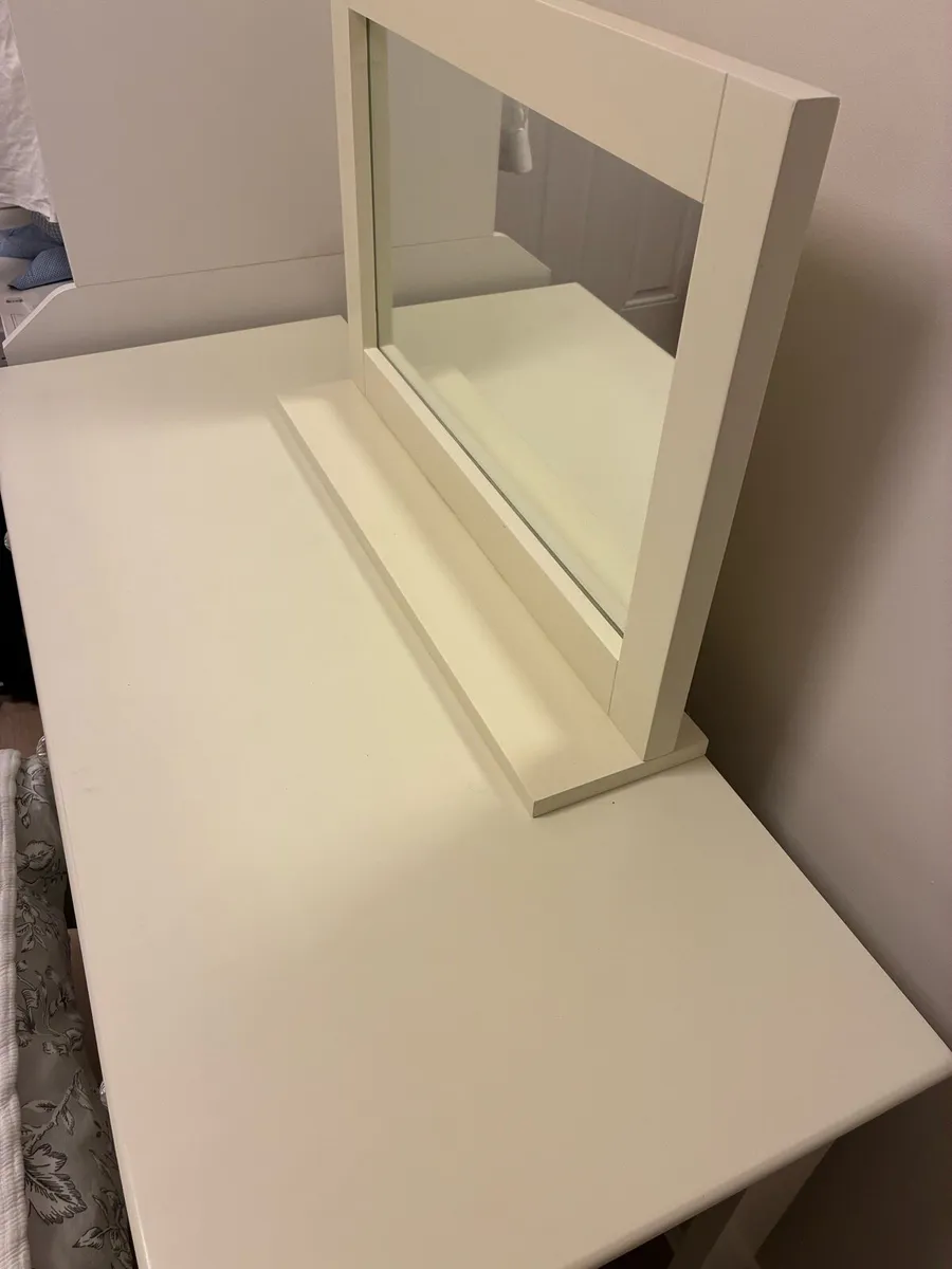 Girls bedroom dressing table, mirror and stool - Image 2