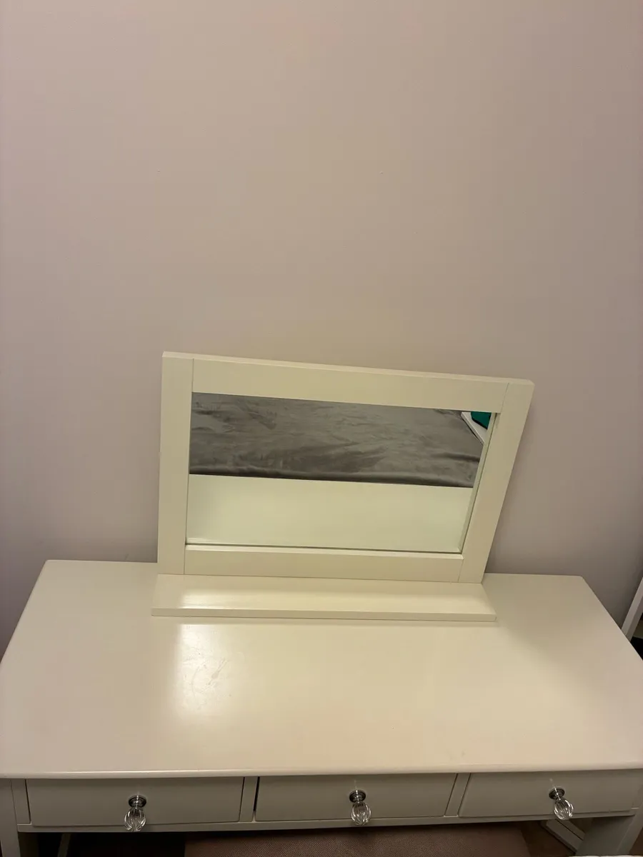 Girls bedroom dressing table, mirror and stool - Image 3