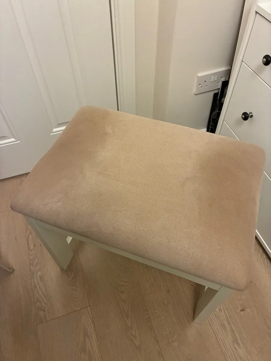 Girls bedroom dressing table, mirror and stool - Image 4