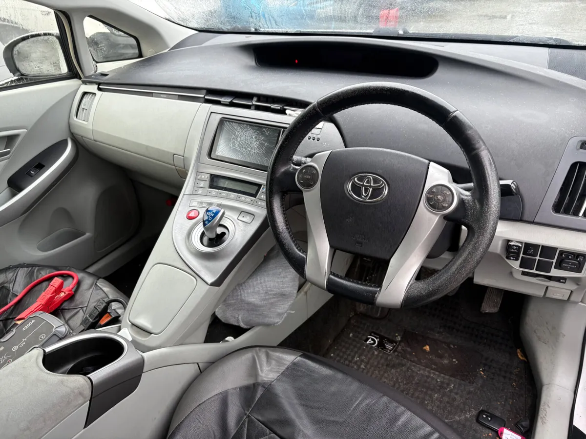 2013 Toyota Prius 1.8 Hybrid high spec - Image 3