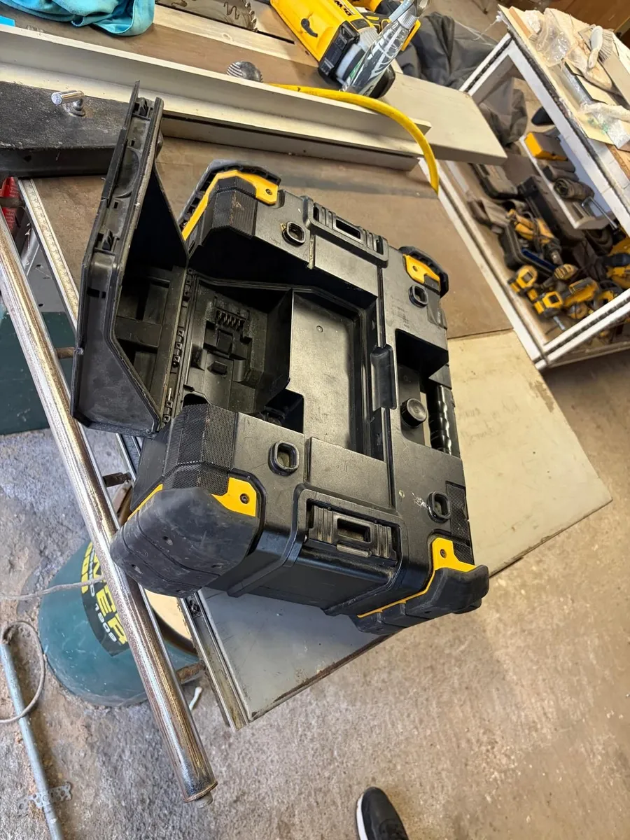 DeWalt TSTAK Jobsite Radio DWST1-81079-GB - Image 3