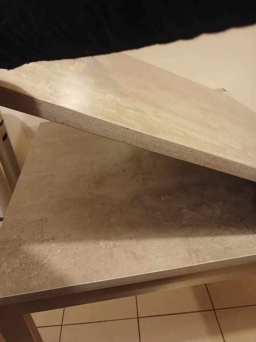 Table and chairs - Image 2