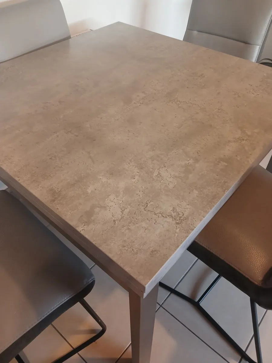 Table and chairs - Image 3