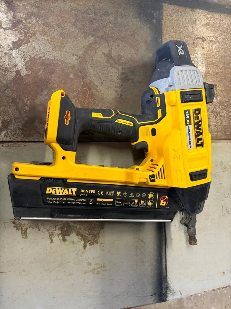 DeWalt DCN890 XR Brushless Concrete Nailer - Image 2