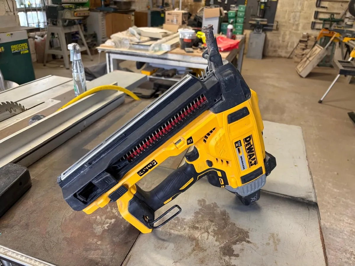 DeWalt DCN890 XR Brushless Concrete Nailer - Image 1