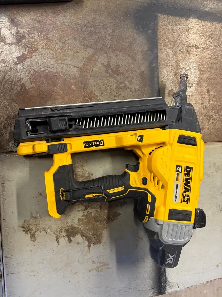 DeWalt DCN890 XR Brushless Concrete Nailer - Image 3