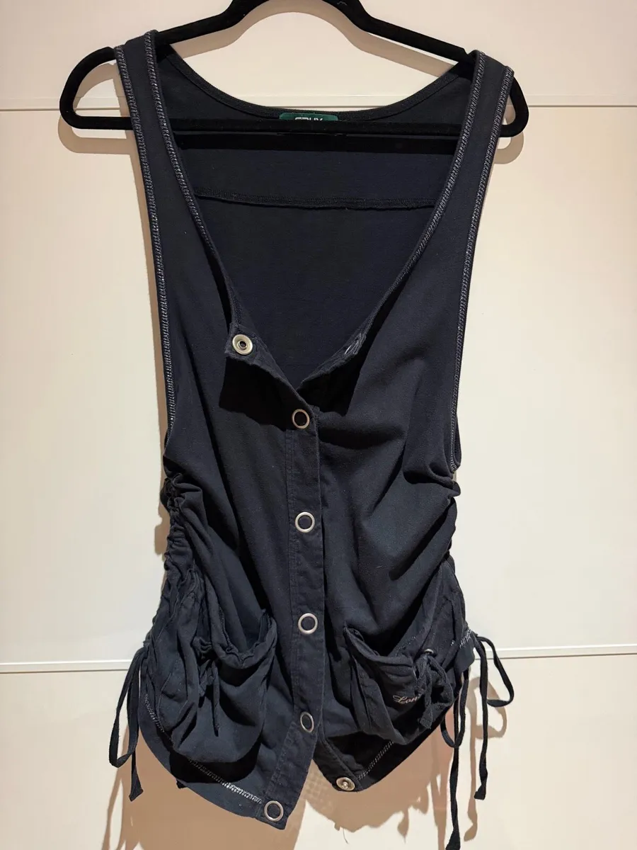 black sleeveless top - Image 4