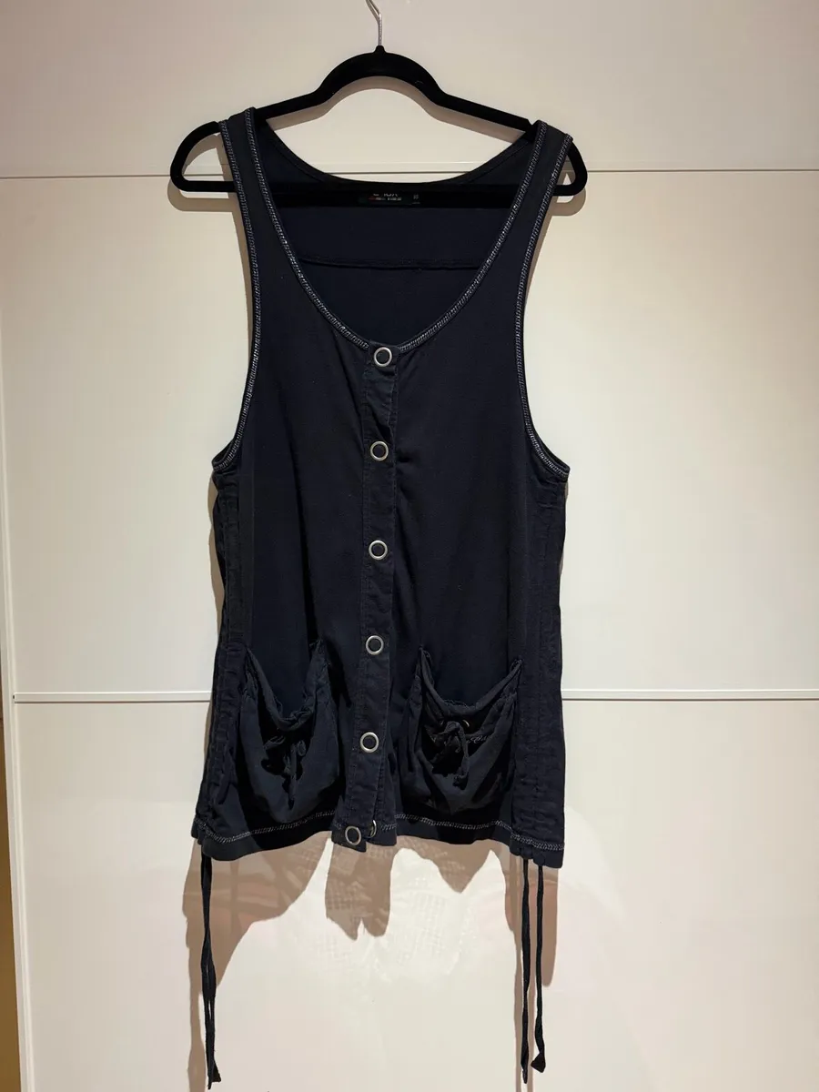 black sleeveless top - Image 1