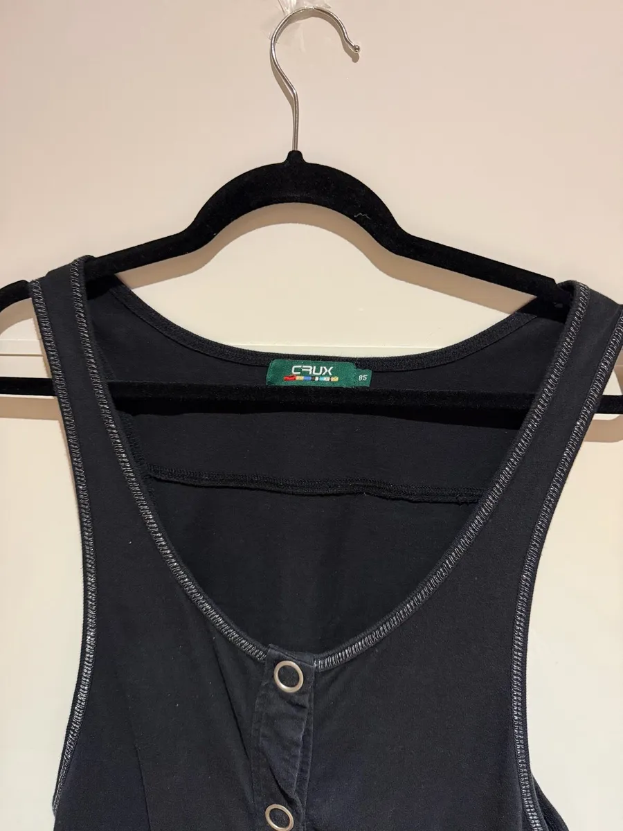 black sleeveless top - Image 2