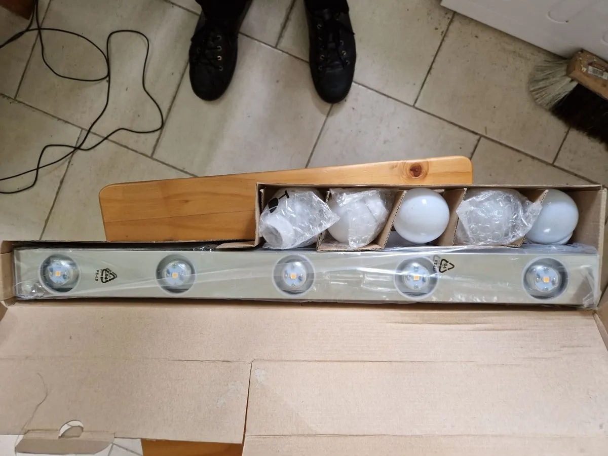 BRAND NEW IN BOX 5 Bulb Bar Light - Image 1