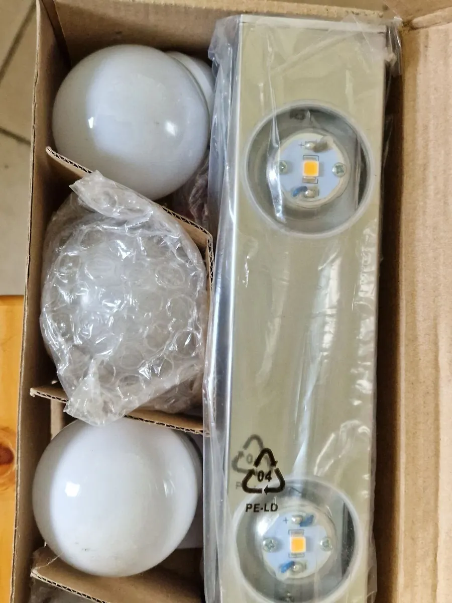 BRAND NEW IN BOX 5 Bulb Bar Light - Image 4