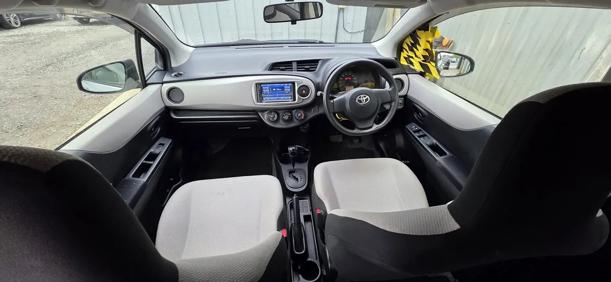 12 TOYOTA VITZ AUTO - Image 4