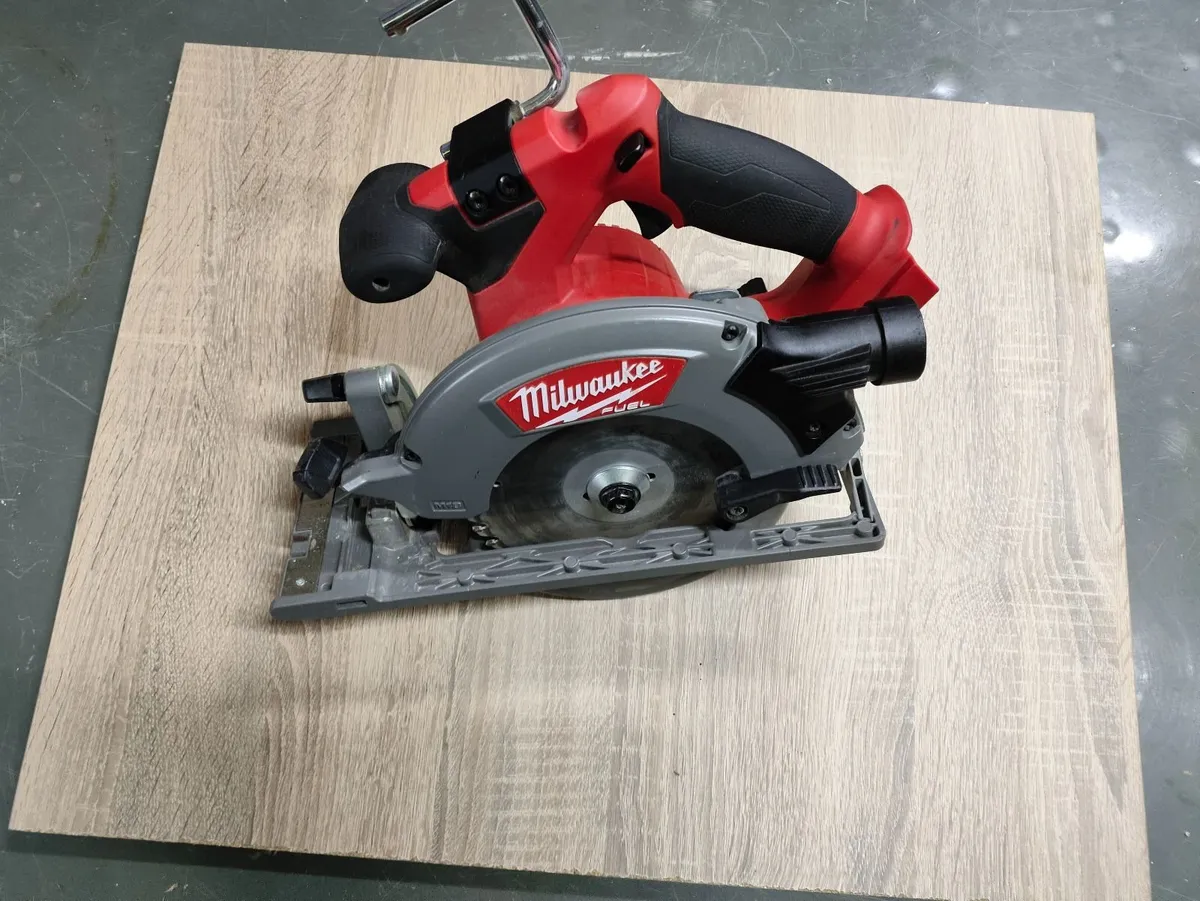 Milwaukee m18ccs55  skill saw.